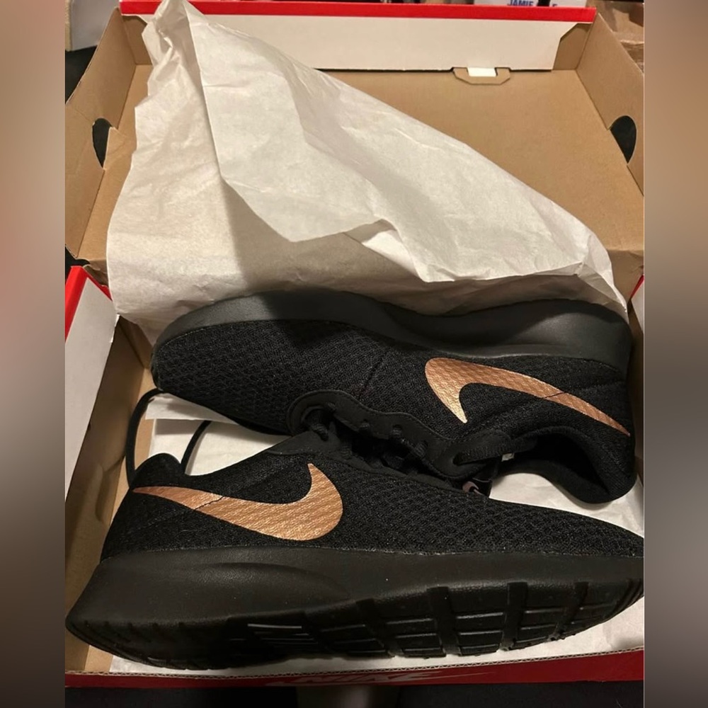 Nike Tanjun Sneaker Women’s Size 10 (Black/Metallic Red Bronze)